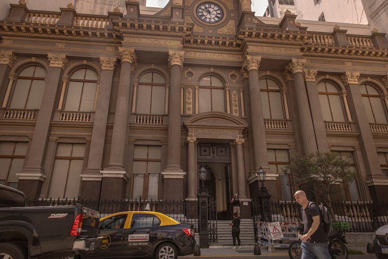 Unos peatones pasan frente al Banco Central de Argentina en Buenos Aires. Unos peatones pasan frente al Banco Central de Argentina en Buenos Aires.