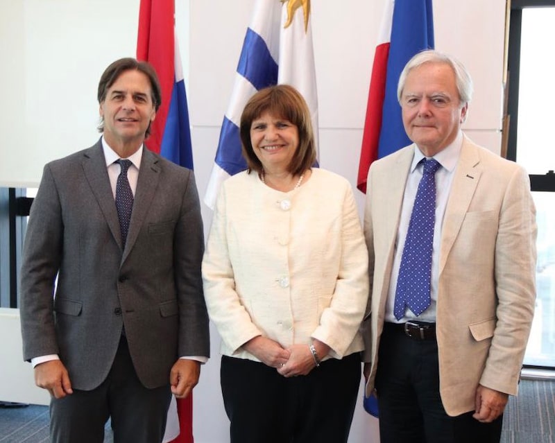 El presidente de Uruguay Luis Lacalle Pou y la exministra argentina Patricia Bullrich, en un encuentro del que también participó el exsenador Federico Pinedo. Foto: Twitter.com/PatoBullrich El presidente de Uruguay Luis Lacalle Pou y la exministra argentina Patricia Bullrich, en un encuentro del que también participó el exsenador Federico Pinedo. Foto: Twitter.com/PatoBullrich