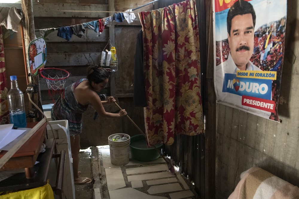 Una persona limpia el piso dentro de una casa improvisada en el barrio de Petare de Caracas, Venezuela, el sábado 13 de junio de 2020. Incluso cuando el Ministerio de Salud insta a los venezolanos a lavarse las manos para detener la propagación del coronavirus, muchos en el país, incluido Caracas, siguen sin una fuente de agua potable. Una persona limpia el piso dentro de una casa improvisada en el barrio de Petare de Caracas, Venezuela, el sábado 13 de junio de 2020. Incluso cuando el Ministerio de Salud insta a los venezolanos a lavarse las manos para detener la propagación del coronavirus, muchos en el país, incluido Caracas, siguen sin una fuente de agua potable.