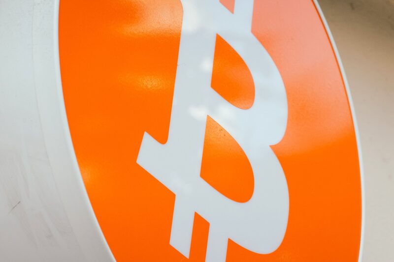 Un cartel de bitcoin frente a un quiosco de cajeros automáticos de criptomonedas en Bucarest, Rumanía, el martes 31 de mayo de 2022. Un cartel de bitcoin frente a un quiosco de cajeros automáticos de criptomonedas en Bucarest, Rumanía, el martes 31 de mayo de 2022.