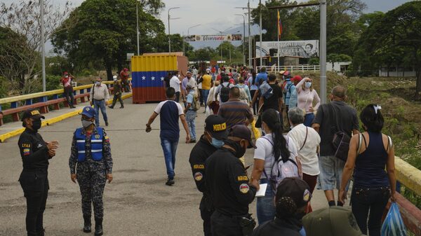 Thousands of Venezuelans Abroad Register to Vote to Select Opposition Candidate Thousands of Venezuelans Abroad Register to Vote to Select Opposition Candidate