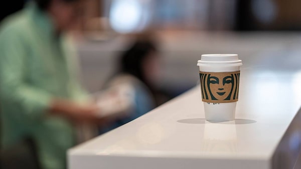 Starbucks evalúa vender sus operaciones en el Reino Unido, según el Times Starbucks evalúa vender sus operaciones en el Reino Unido, según el Times