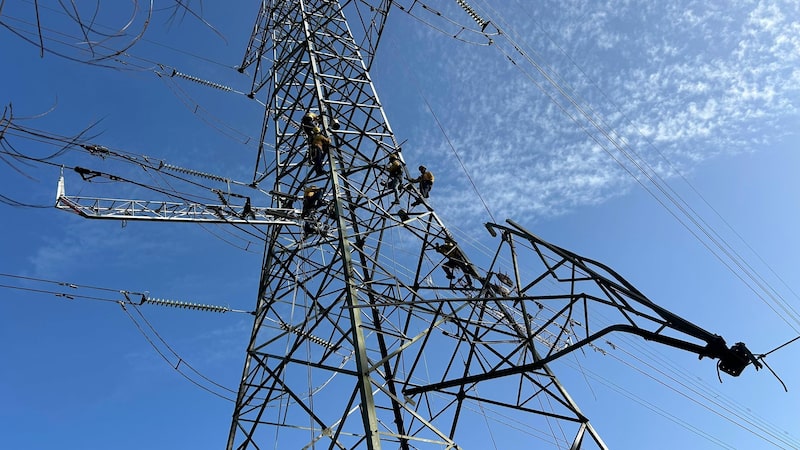 Equipos técnicos del Instituto Costarricense de Electricidad. Equipos técnicos del Instituto Costarricense de Electricidad.