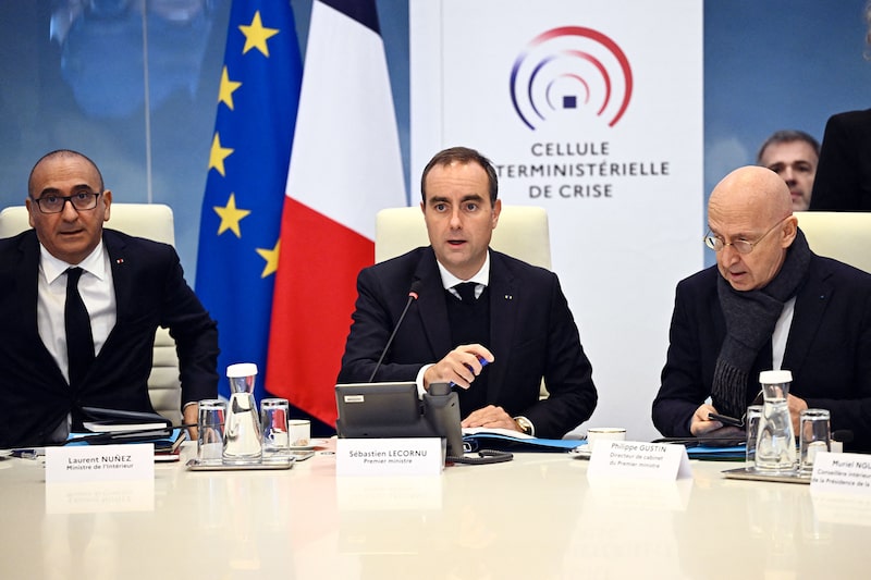 (De izquierda a derecha) El ministro del Interior francés, Laurent Nunez; el primer ministro francés, Sébastien Lecornu; y el jefe de gabinete del primer ministro francés, Philippe Gustin, llegan a una reunión interministerial de crisis en el Ministerio del Interior, en París, el 19 de octubre de 2026, dos días después de los disturbios y saqueos que se produjeron al margen de las protestas a nivel nacional contra el alto costo de vida. (De izquierda a derecha) El ministro del Interior francés, Laurent Nunez; el primer ministro francés, Sébastien Lecornu; y el jefe de gabinete del primer ministro francés, Philippe Gustin, llegan a una reunión interministerial de crisis en el Ministerio del Interior, en París, el 19 de octubre de 2026, dos días después de los disturbios y saqueos que se produjeron al margen de las protestas a nivel nacional contra el alto costo de vida.