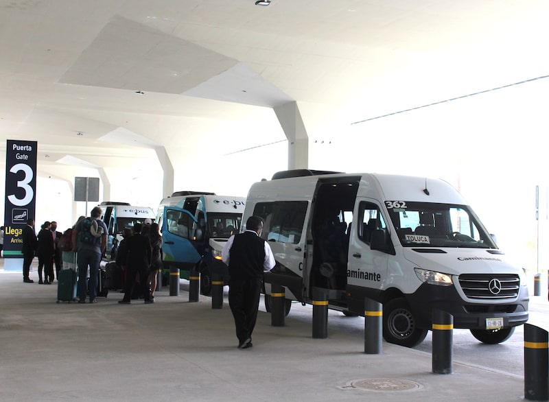 Viajeros y trabajadores cuentan con otras opciones colectivas para llegar a la terminal aérea, como el Mexibus o las camionetas de ofrecen el servicio de traslado con precio variables de acuerdo el destino. (Michelle del Campo) Viajeros y trabajadores cuentan con otras opciones colectivas para llegar a la terminal aérea, como el Mexibus o las camionetas de ofrecen el servicio de traslado con precio variables de acuerdo el destino. (Michelle del Campo)
