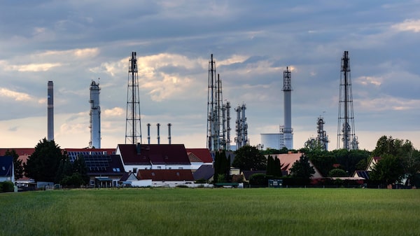 Petróleo se mantiene al alza; inversores evalúan riesgos de oferta y demanda Petróleo se mantiene al alza; inversores evalúan riesgos de oferta y demanda