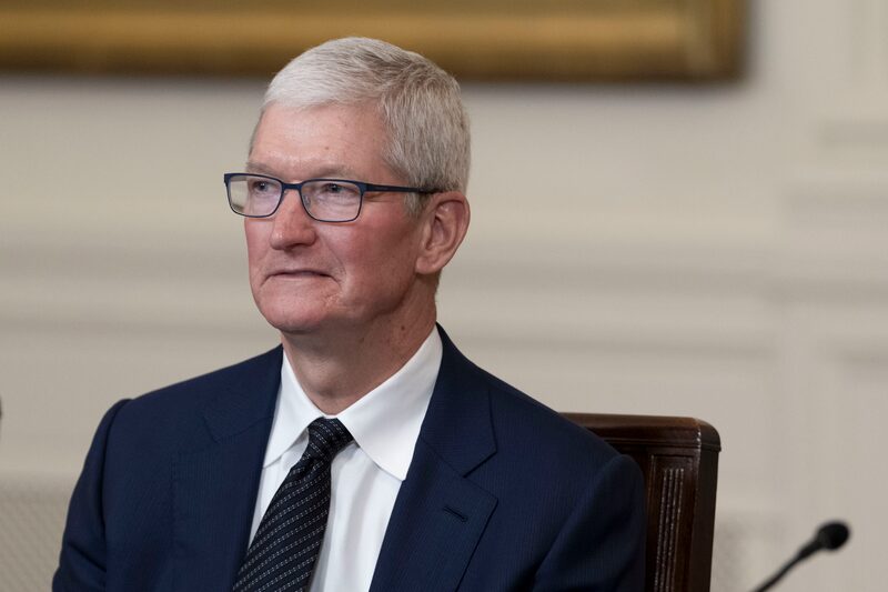 Presidente disse que o CEO da empresa, Tim Cook, “parou duas fábricas no México” e construirá produtos nos EUA, além de investir centenas de milhões de dólares nos EUA (Foto: Chris Kleponis/CNP/Bloomberg via Getty Images) Presidente disse que o CEO da empresa, Tim Cook, “parou duas fábricas no México” e construirá produtos nos EUA, além de investir centenas de milhões de dólares nos EUA (Foto: Chris Kleponis/CNP/Bloomberg via Getty Images)
