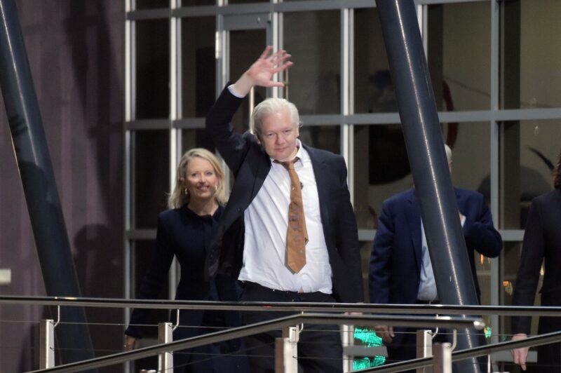 Assange se declaró culpable ante un tribunal de EE.UU. por haber obtenido y divulgado ilegalmente documentos clasificados relacionados con la defensa nacional. Assange se declaró culpable ante un tribunal de EE.UU. por haber obtenido y divulgado ilegalmente documentos clasificados relacionados con la defensa nacional.