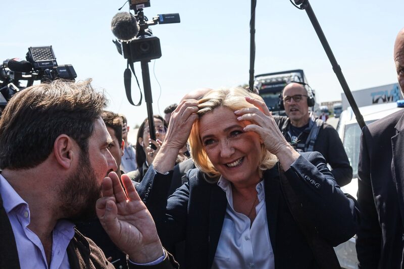 Marine Le Pen, candidata presidencial nacionalista, se prepara para hablar a los votantes durante un acto de campaña electoral en Royes, Francia, el jueves 21 de abril de 2022. A tan solo cuatro días de que los franceses decidan entre dos visiones radicalmente diferentes para su futuro, los sondeos de opinión muestran que todavía hay muchos votantes indecisos. Marine Le Pen, candidata presidencial nacionalista, se prepara para hablar a los votantes durante un acto de campaña electoral en Royes, Francia, el jueves 21 de abril de 2022. A tan solo cuatro días de que los franceses decidan entre dos visiones radicalmente diferentes para su futuro, los sondeos de opinión muestran que todavía hay muchos votantes indecisos.