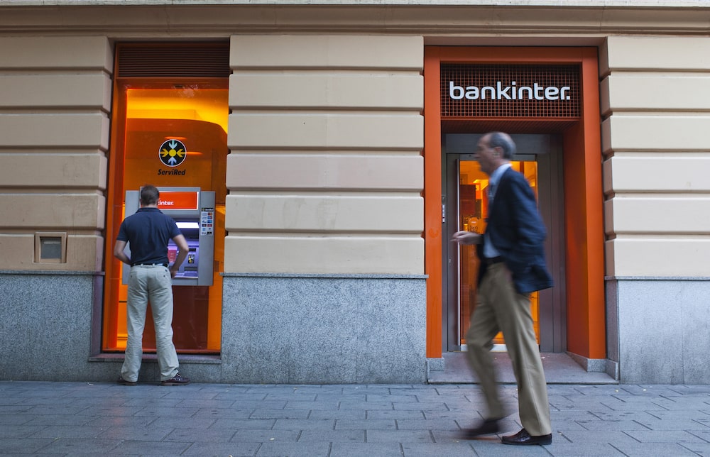 Spanish Banks As Customers Make Record Amount of Withdrawals Spanish Banks As Customers Make Record Amount of Withdrawals