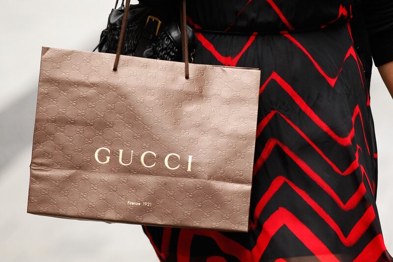 A Kering alertou que seu lucro anual cairia para o nível mais baixo desde 2016, depois que as vendas comparáveis da Gucci, que representa a maior parte do lucro da empresa controladora, caíram 25% no terceiro trimestre. A Kering alertou que seu lucro anual cairia para o nível mais baixo desde 2016, depois que as vendas comparáveis da Gucci, que representa a maior parte do lucro da empresa controladora, caíram 25% no terceiro trimestre.