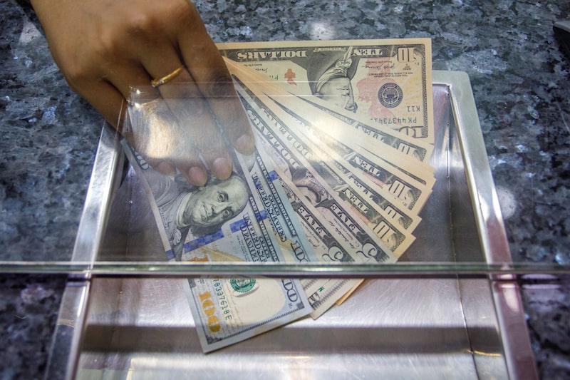 Billetes de dólares estadounidenses en una casa de cambio en la zona de Bukit Bintang, en Kuala Lumpur, Malasia, el jueves 19 de octubre de 2023. Fotógrafo: Samsul Said/Bloomberg. Billetes de dólares estadounidenses en una casa de cambio en la zona de Bukit Bintang, en Kuala Lumpur, Malasia, el jueves 19 de octubre de 2023. Fotógrafo: Samsul Said/Bloomberg.