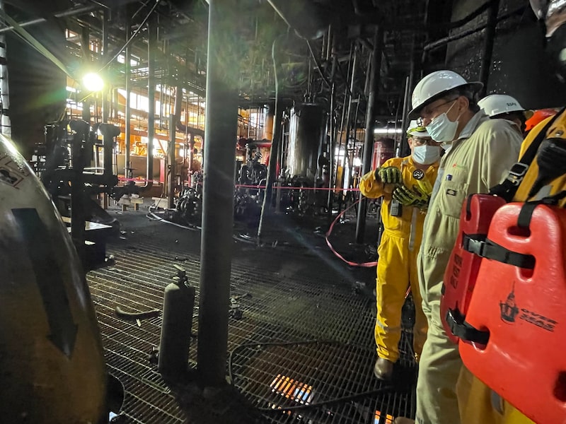Octavio Romero Oropeza, CEO de Pemex, revisa infraestructura dañada tras explosión en plataforma marina en la Sonda de Campeche. (Foto: Pemex). Octavio Romero Oropeza, CEO de Pemex, revisa infraestructura dañada tras explosión en plataforma marina en la Sonda de Campeche. (Foto: Pemex).