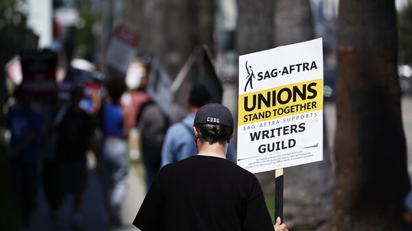 Actores y guionistas se declaran en huelga por primera vez en seis décadas Actores y guionistas se declaran en huelga por primera vez en seis décadas