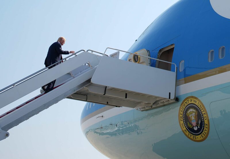 El presidente de los Estados Unidos, Donald Trump, sube al Air Force One con destino a Escocia el 25 de julio de 2025 en la Base Conjunta Andrews, Maryland. (Foto de Andrew Harnik/Getty Images) El presidente de los Estados Unidos, Donald Trump, sube al Air Force One con destino a Escocia el 25 de julio de 2025 en la Base Conjunta Andrews, Maryland. (Foto de Andrew Harnik/Getty Images)