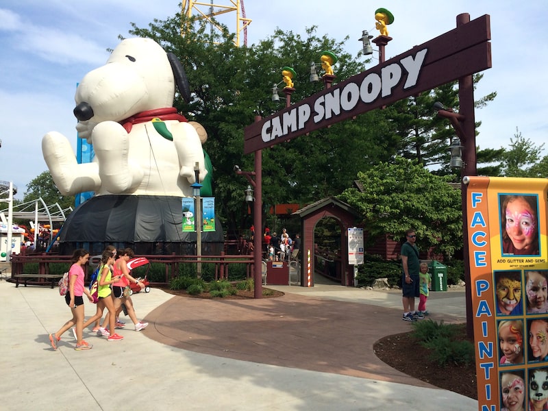 Snoopy inflável na entrada do Camp Snoopy, no Cedar Point em Ohio, nos EUA. Snoopy inflável na entrada do Camp Snoopy, no Cedar Point em Ohio, nos EUA.