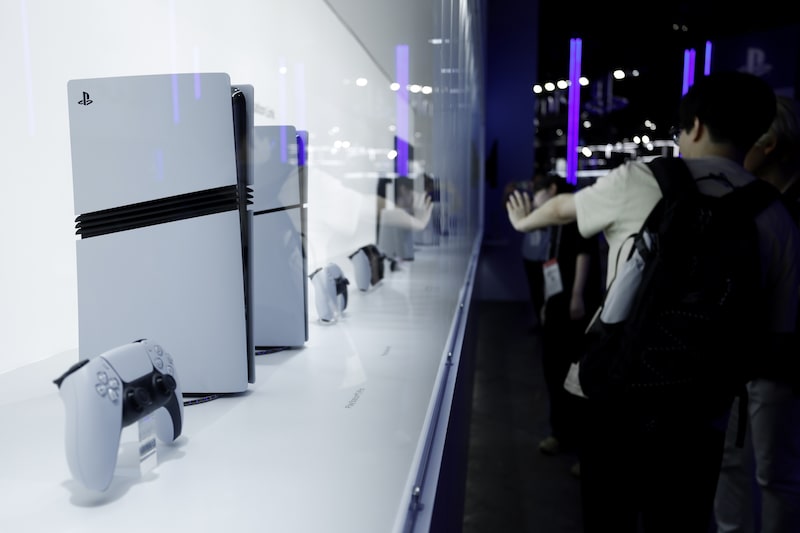 Una consola de videojuegos PlayStation 5 Pro de Sony Group Corp (a la izquierda), una consola de videojuegos PS5 y controles en exhibición. Foto: Kiyoshi Ota/Bloomberg Una consola de videojuegos PlayStation 5 Pro de Sony Group Corp (a la izquierda), una consola de videojuegos PS5 y controles en exhibición. Foto: Kiyoshi Ota/Bloomberg