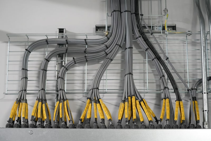 Cables de cableado eléctrico en un centro de datos. Cables de cableado eléctrico en un centro de datos.