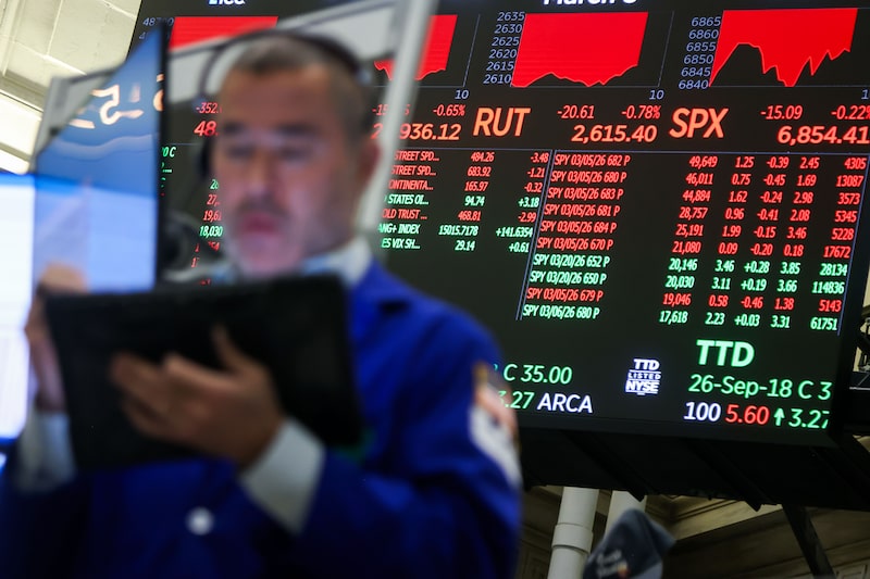 Traders At The New York Stock Exchange As Stocks Fall As Oil Surge Boosts Treasury Yields Traders At The New York Stock Exchange As Stocks Fall As Oil Surge Boosts Treasury Yields