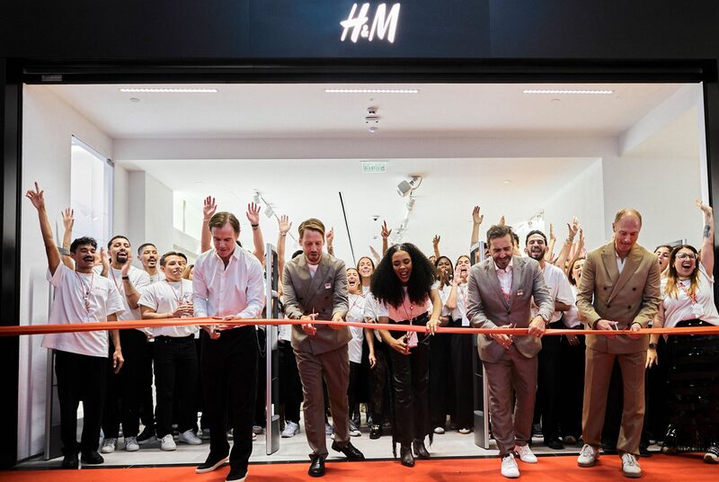 Executivos da H&M, incluindo (a partir da esquerda) o chairman, Karl-Johan Persson, o CEO global, Daniel Ervér, a gerente da loja, Renata Grima, o Country Manager para o Brasil, Joaquim Pereira, e Magnus Olsson, Manager para o Hemisfério Sul, na abertura da primeira loja da rede sueca no Brasil, no Shopping Iguatemi, em São Paulo, em 23 de agosto de 2025 (Foto: Divulgação) Executivos da H&M, incluindo (a partir da esquerda) o chairman, Karl-Johan Persson, o CEO global, Daniel Ervér, a gerente da loja, Renata Grima, o Country Manager para o Brasil, Joaquim Pereira, e Magnus Olsson, Manager para o Hemisfério Sul, na abertura da primeira loja da rede sueca no Brasil, no Shopping Iguatemi, em São Paulo, em 23 de agosto de 2025 (Foto: Divulgação)