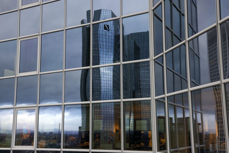 La adquisición ayudará a Deutsche Bank a comprometerse más profundamente con los clientes corporativos en el Reino Unido y a satisfacer las necesidades financieras y de asesoramiento de más de 170 clientes. La adquisición ayudará a Deutsche Bank a comprometerse más profundamente con los clientes corporativos en el Reino Unido y a satisfacer las necesidades financieras y de asesoramiento de más de 170 clientes.