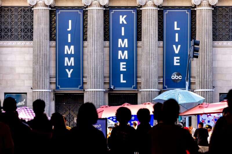 Programa de Jimmy Kimmel voltou ao ar na última terça-feira (23), após ter sido suspenso (Foto: Bloomberg) Programa de Jimmy Kimmel voltou ao ar na última terça-feira (23), após ter sido suspenso (Foto: Bloomberg)
