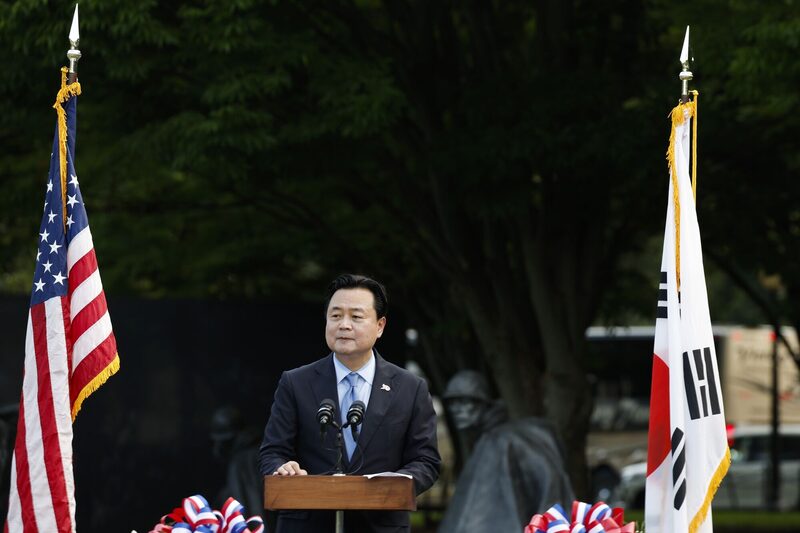 El ministro de Asuntos Exteriores, Cho Hyun, presidió este sábado en Seúl una reunión de respuesta de emergencia. El ministro de Asuntos Exteriores, Cho Hyun, presidió este sábado en Seúl una reunión de respuesta de emergencia.