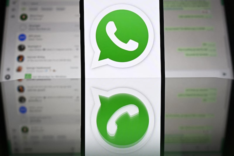 Una fotografía ilustrativa tomada el 17 de abril de 2025 muestra Whatsapp web en la pantalla de un ordenador portátil junto a un teléfono con el logotipo de Whatsapp, en una vivienda residencial de Guildford, al sur de Londres. Una fotografía ilustrativa tomada el 17 de abril de 2025 muestra Whatsapp web en la pantalla de un ordenador portátil junto a un teléfono con el logotipo de Whatsapp, en una vivienda residencial de Guildford, al sur de Londres.