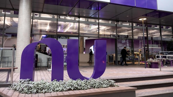 Nubank enfrenta presión regulatoria en Brasil y busca licencia bancaria para protegerse Nubank enfrenta presión regulatoria en Brasil y busca licencia bancaria para protegerse