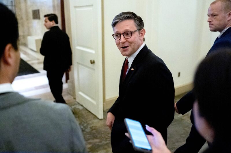 La votación de la Cámara de Representantes en cuestión se refería a la norma que regula el debate sobre la medida fiscal subyacente. La votación de la Cámara de Representantes en cuestión se refería a la norma que regula el debate sobre la medida fiscal subyacente.