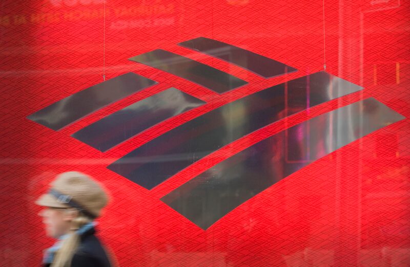 Bank of America. Condições atuais implicam que os investidores devem vender títulos e o dólar americano, e comprar ações do Nasdaq e proteções contra inflação Bank of America. Condições atuais implicam que os investidores devem vender títulos e o dólar americano, e comprar ações do Nasdaq e proteções contra inflação