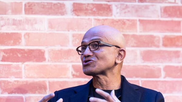 Satya Nadella, da Microsoft, explica por que não buscará controle da OpenAI Satya Nadella, da Microsoft, explica por que não buscará controle da OpenAI