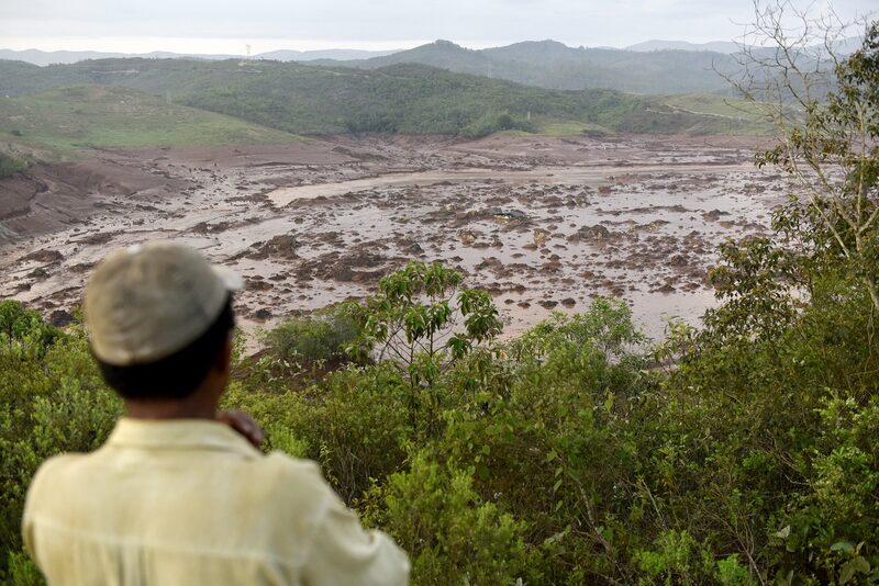 El peor desastre ambiental de Brasil liberó una corriente de desechos, matando a 19 personas y contaminando los cuerpos de agua en al menos dos estados brasileños. El peor desastre ambiental de Brasil liberó una corriente de desechos, matando a 19 personas y contaminando los cuerpos de agua en al menos dos estados brasileños.