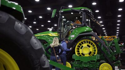 Deere vê 2026 como ano ‘mais fraco’ do ciclo do agro e corta previsão de lucro Deere vê 2026 como ano ‘mais fraco’ do ciclo do agro e corta previsão de lucro