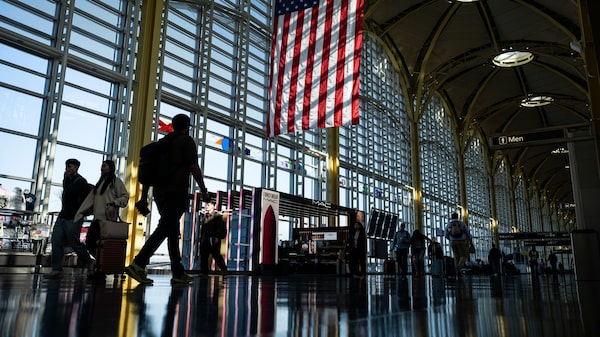 Trump obligará a los extranjeros a salir de EE.UU. para solicitar las green cards Trump obligará a los extranjeros a salir de EE.UU. para solicitar las green cards