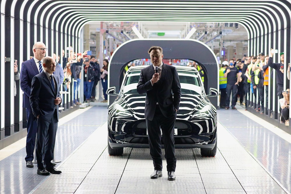 Scholz y Musk en la inauguración oficial de la planta de fabricación de coches eléctricos de Tesla a las afueras de Berlín en 2022. Fotografía: Christian Marquardt/Pool/Getty Images. Scholz y Musk en la inauguración oficial de la planta de fabricación de coches eléctricos de Tesla a las afueras de Berlín en 2022. Fotografía: Christian Marquardt/Pool/Getty Images.