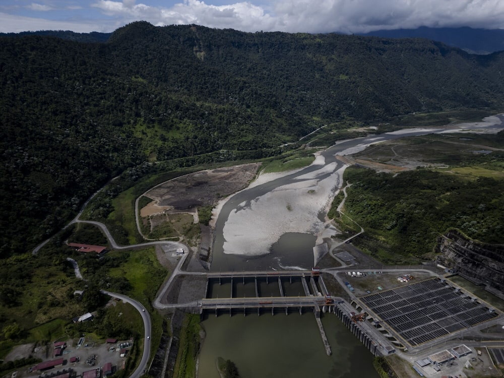 La central hidroeléctrica Coca Codo Sinclair, situada en el río Coca, en la región amazónica de Ecuador, genera el 30% de la energía del país. La central hidroeléctrica Coca Codo Sinclair, situada en el río Coca, en la región amazónica de Ecuador, genera el 30% de la energía del país.