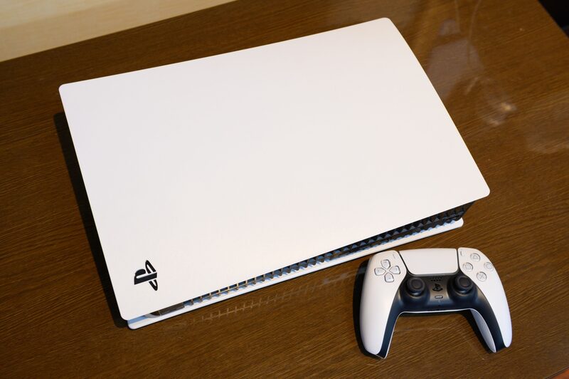 Una consola de videojuegos Sony Group Corp. PlayStation 5 (PS5) en la tienda Sony Shop Tec Staff en Tokio, Japón, el sábado 7 de mayo de 2022. Está previsto que Sony publique sus cifras de beneficios el 10 de mayo. Una consola de videojuegos Sony Group Corp. PlayStation 5 (PS5) en la tienda Sony Shop Tec Staff en Tokio, Japón, el sábado 7 de mayo de 2022. Está previsto que Sony publique sus cifras de beneficios el 10 de mayo.