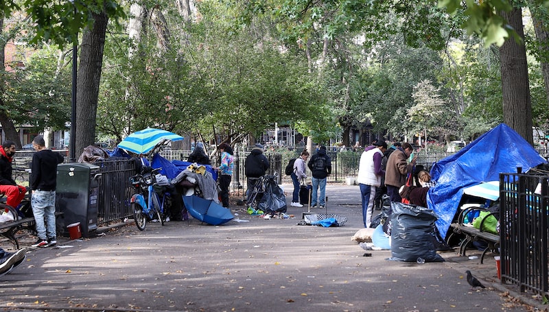 Por lei, a cidade deve oferecer abrigo a todo morador em situação de rua qualificado que fizer a solicitação Por lei, a cidade deve oferecer abrigo a todo morador em situação de rua qualificado que fizer a solicitação