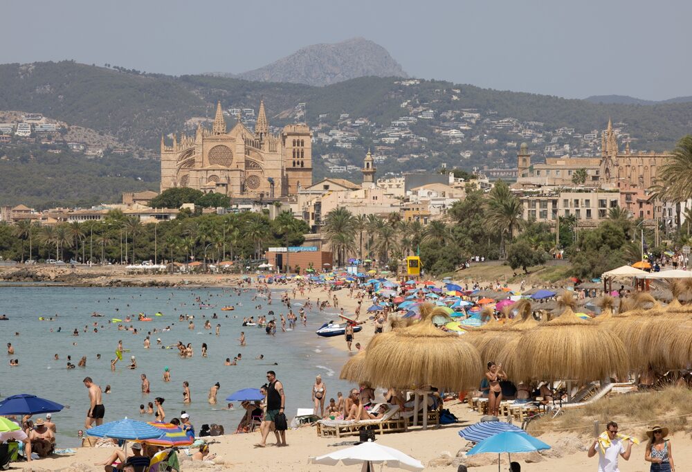 La Catedral de Santa María de Palma, también conocida como La Seu, con vistas a la playa en Palma de Mallorca, España. La Catedral de Santa María de Palma, también conocida como La Seu, con vistas a la playa en Palma de Mallorca, España.