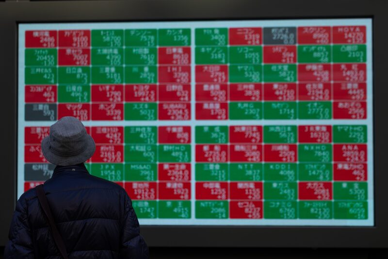Un tablero electrónico de valores fuera de una empresa de valores en Tokio, Japón, el lunes 21 de noviembre de 2022. Fotógrafo: SeongJoon Cho/Bloomberg Un tablero electrónico de valores fuera de una empresa de valores en Tokio, Japón, el lunes 21 de noviembre de 2022. Fotógrafo: SeongJoon Cho/Bloomberg