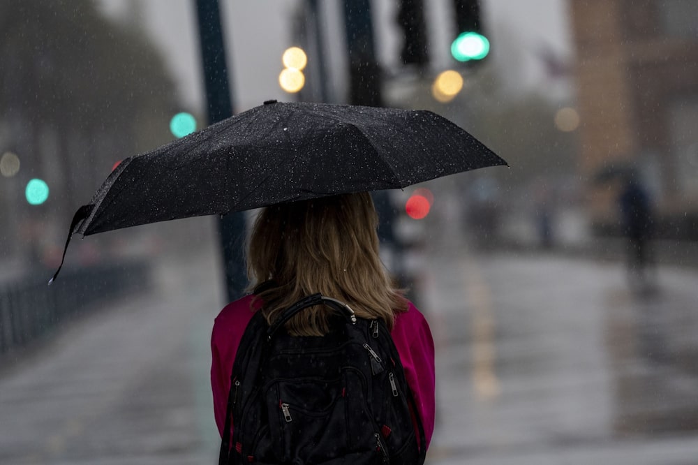 Un peatón lleva un paraguas en el Embarcadero durante una tormenta de lluvia en San Francisco, California, EE.UU., el miércoles 20 de octubre de 2021. Un peatón lleva un paraguas en el Embarcadero durante una tormenta de lluvia en San Francisco, California, EE.UU., el miércoles 20 de octubre de 2021.