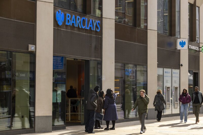 Una sucursal bancaria de Barclays Plc en Londres. Fotógrafo: Jason Alden/Bloomberg Una sucursal bancaria de Barclays Plc en Londres. Fotógrafo: Jason Alden/Bloomberg