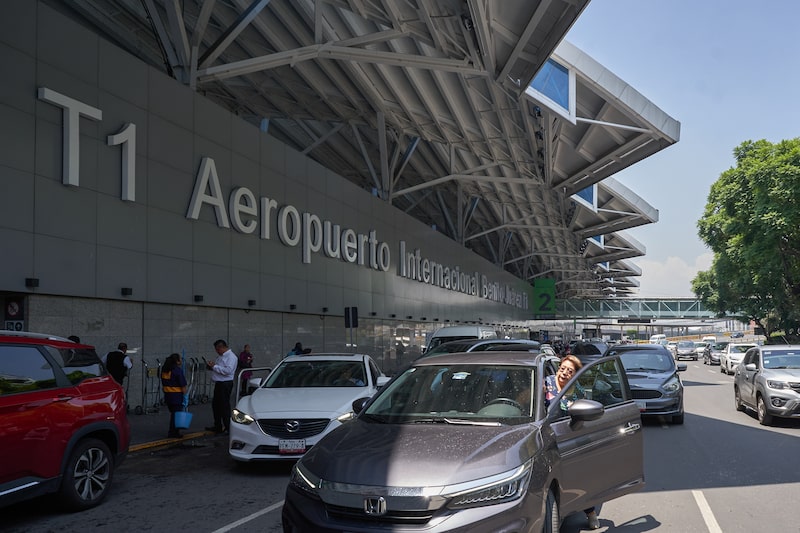 Vehículos en el Aeropuerto Internacional Benito Juárez (MEX) en la Ciudad de México, México Vehículos en el Aeropuerto Internacional Benito Juárez (MEX) en la Ciudad de México, México