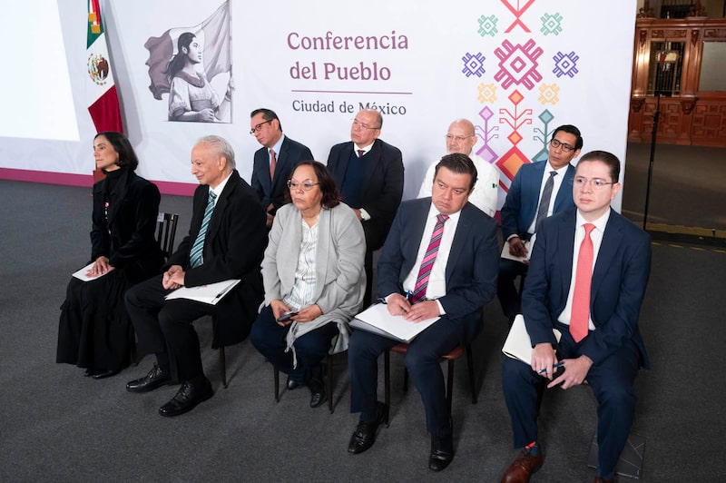(Segundo de derecha a izquierda en la primera fila) Juan Carlos Carpio, director Corporativo de Finanzas de Pemex, asistió a la conferencia matutina de la presidenta Claudia Sheibaum, el 4 de febrero de 2026, Ciudad de México. (Segundo de derecha a izquierda en la primera fila) Juan Carlos Carpio, director Corporativo de Finanzas de Pemex, asistió a la conferencia matutina de la presidenta Claudia Sheibaum, el 4 de febrero de 2026, Ciudad de México.