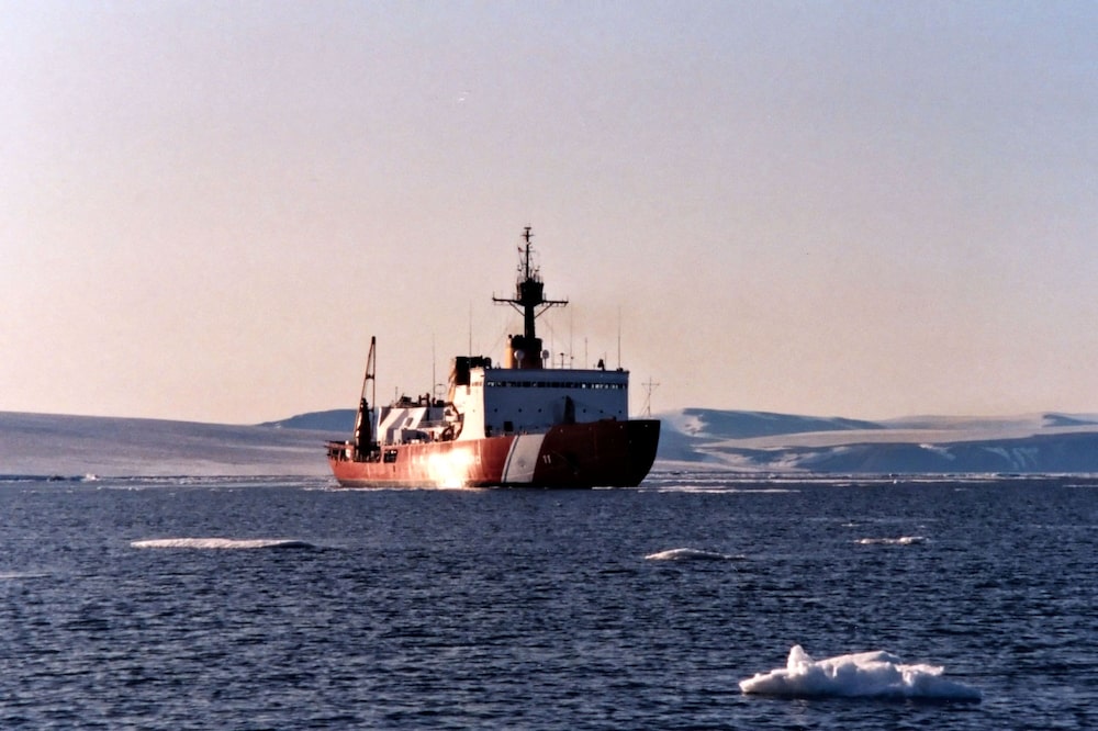 Guardacosta navegando por Groenlandia Guardacosta navegando por Groenlandia