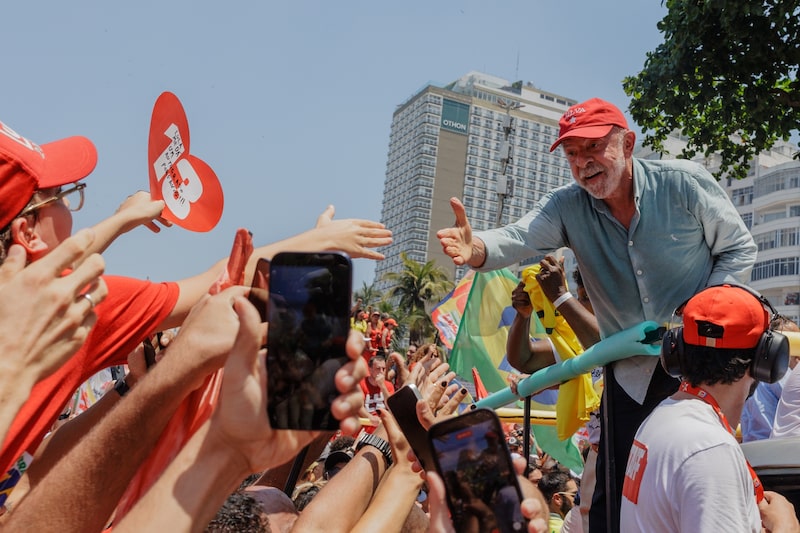 Luiz Inácio Lula da Silva saluda a partidarios. Foto: Maria Magdalena Arrellaga/Bloomberg Luiz Inácio Lula da Silva saluda a partidarios. Foto: Maria Magdalena Arrellaga/Bloomberg