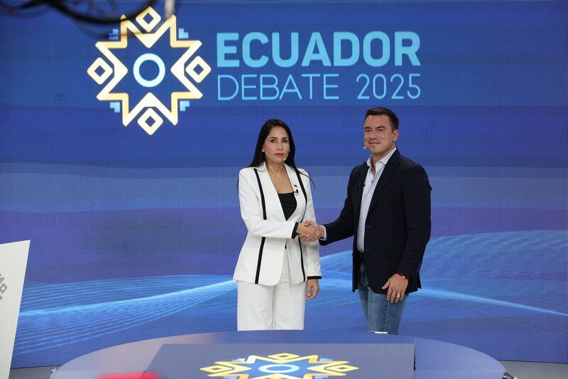 Luisa González y Daniel Noboa, estrechan sus manos. Luisa González y Daniel Noboa, estrechan sus manos.