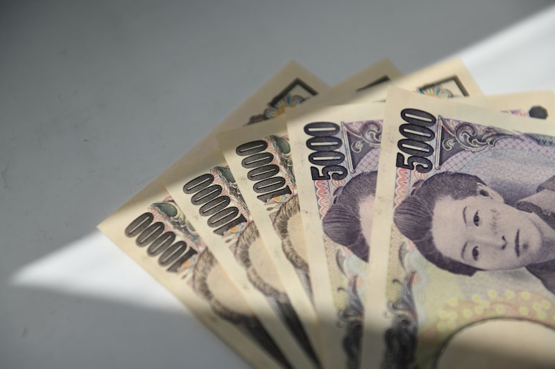 Japanese and US Banknotes Amid Pressure on Yen Japanese and US Banknotes Amid Pressure on Yen
