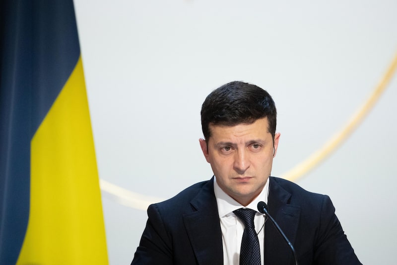 Volodymyr Zelenskiy, presidente de Ucrania, hace una pausa durante una conferencia de prensa tras una cumbre a cuatro bandas sobre Ucrania en el Palacio del Elíseo en París, Francia, el lunes 9 de diciembre de 2019. El presidente ruso, Vladimir Putin, y Zelenskiy insuflaron nueva vida a los esfuerzos para poner fin a la violencia en el este de Ucrania, acordando en una cumbre en París el lunes un nuevo intercambio de prisioneros y la retirada de algunas tropas. Volodymyr Zelenskiy, presidente de Ucrania, hace una pausa durante una conferencia de prensa tras una cumbre a cuatro bandas sobre Ucrania en el Palacio del Elíseo en París, Francia, el lunes 9 de diciembre de 2019. El presidente ruso, Vladimir Putin, y Zelenskiy insuflaron nueva vida a los esfuerzos para poner fin a la violencia en el este de Ucrania, acordando en una cumbre en París el lunes un nuevo intercambio de prisioneros y la retirada de algunas tropas.